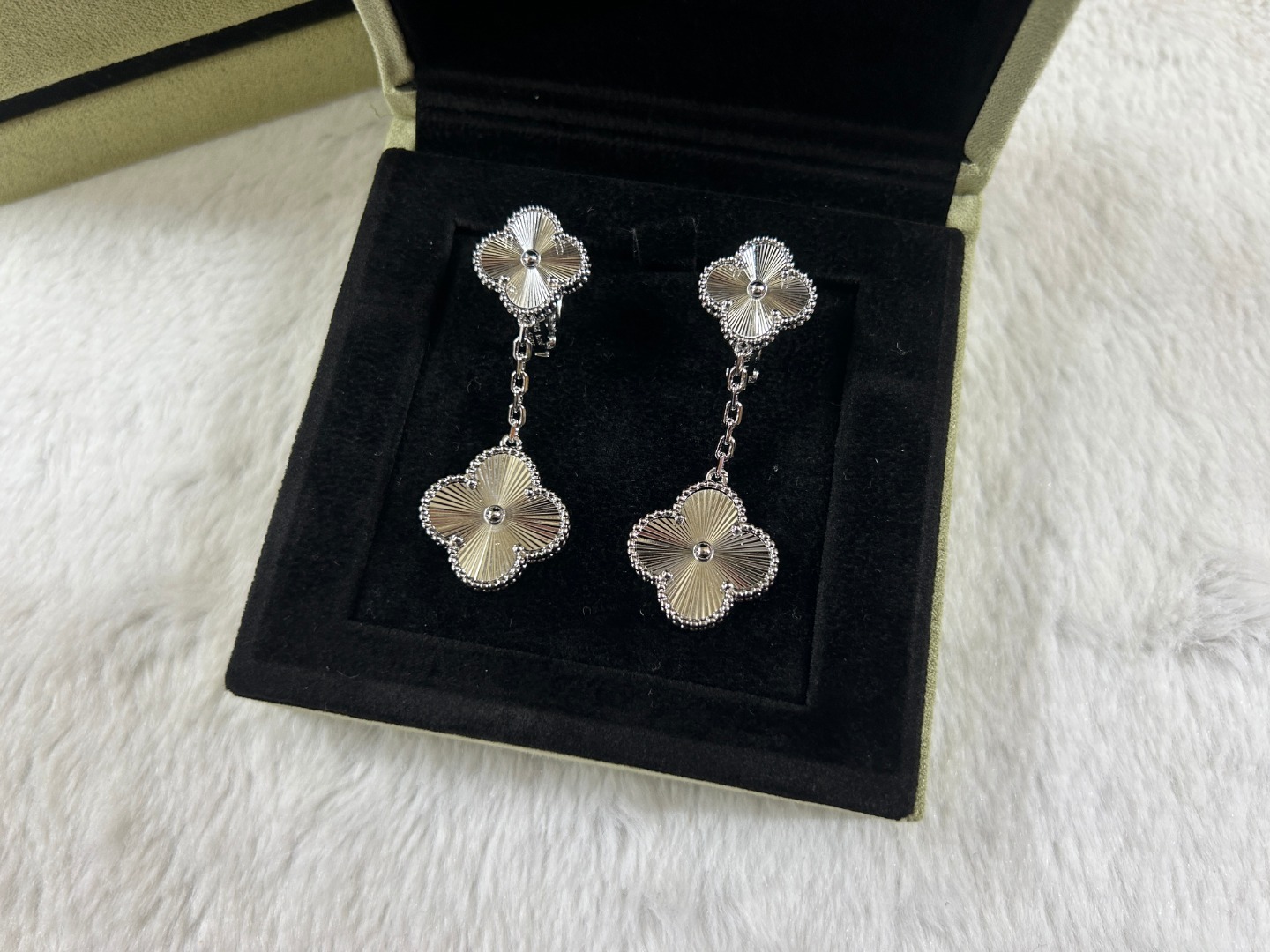 Van Cleef &amp; Arpels Two-flower Laser Diamond Earrings
