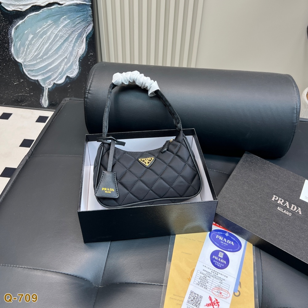 Replica Prada New Diamond-shaped Hobo Underarm Bag 21*11CM