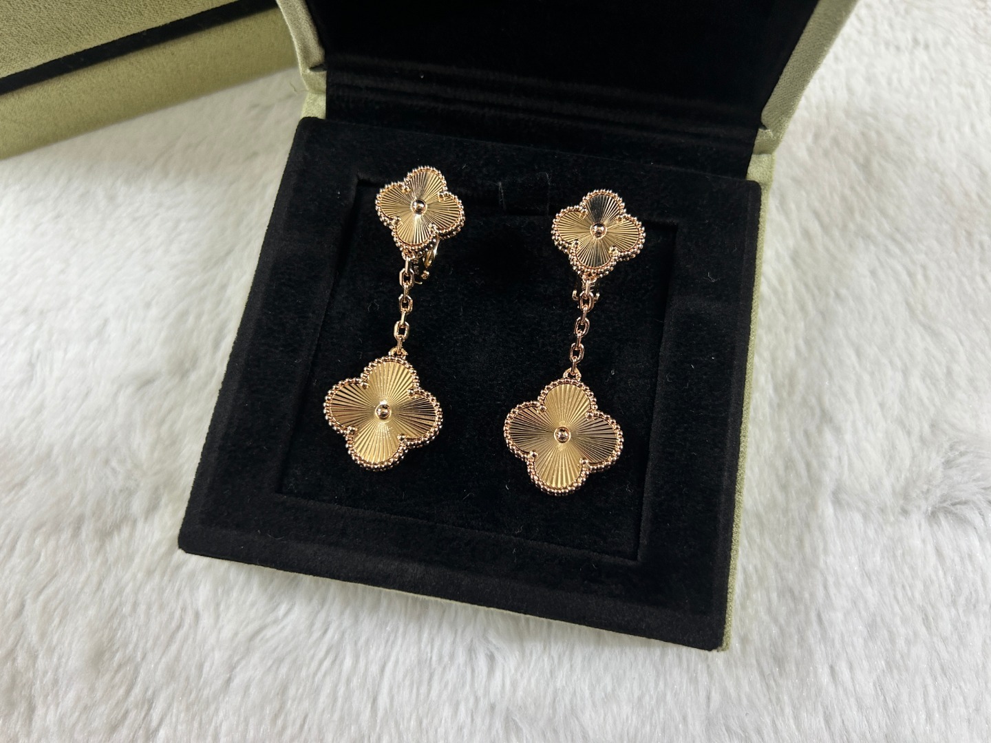 Van Cleef &amp; Arpels Two-flower Laser Diamond Earrings