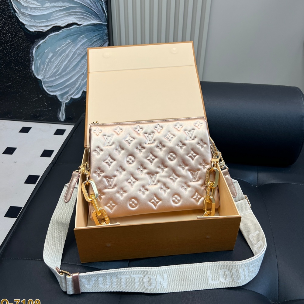 Replica LV Upgraded Version Of Coussin Pm Hug Bag 27*20CM
