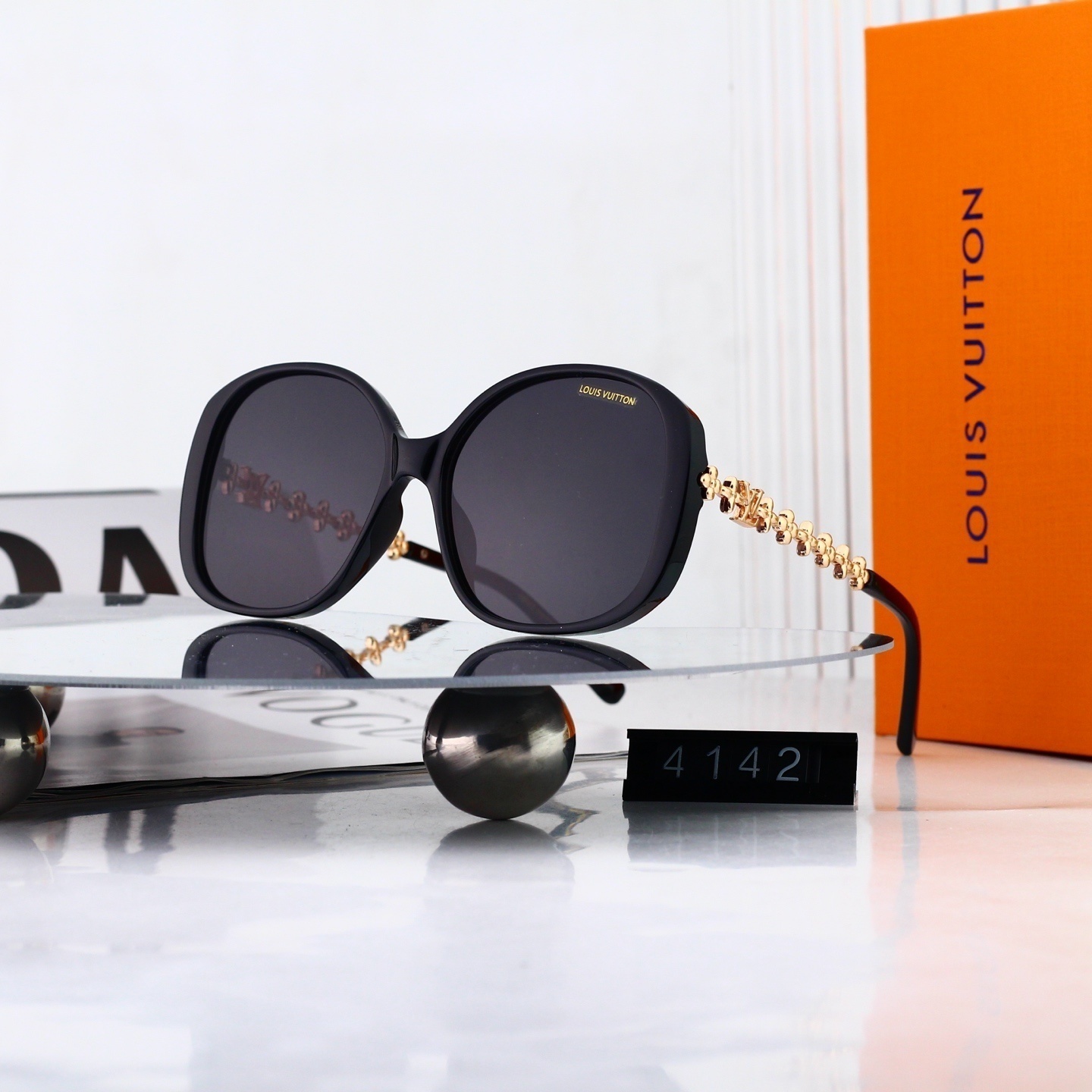 Louis Vuitton Monogram Embossed Chain Temple Fashion Sunglasses  4142