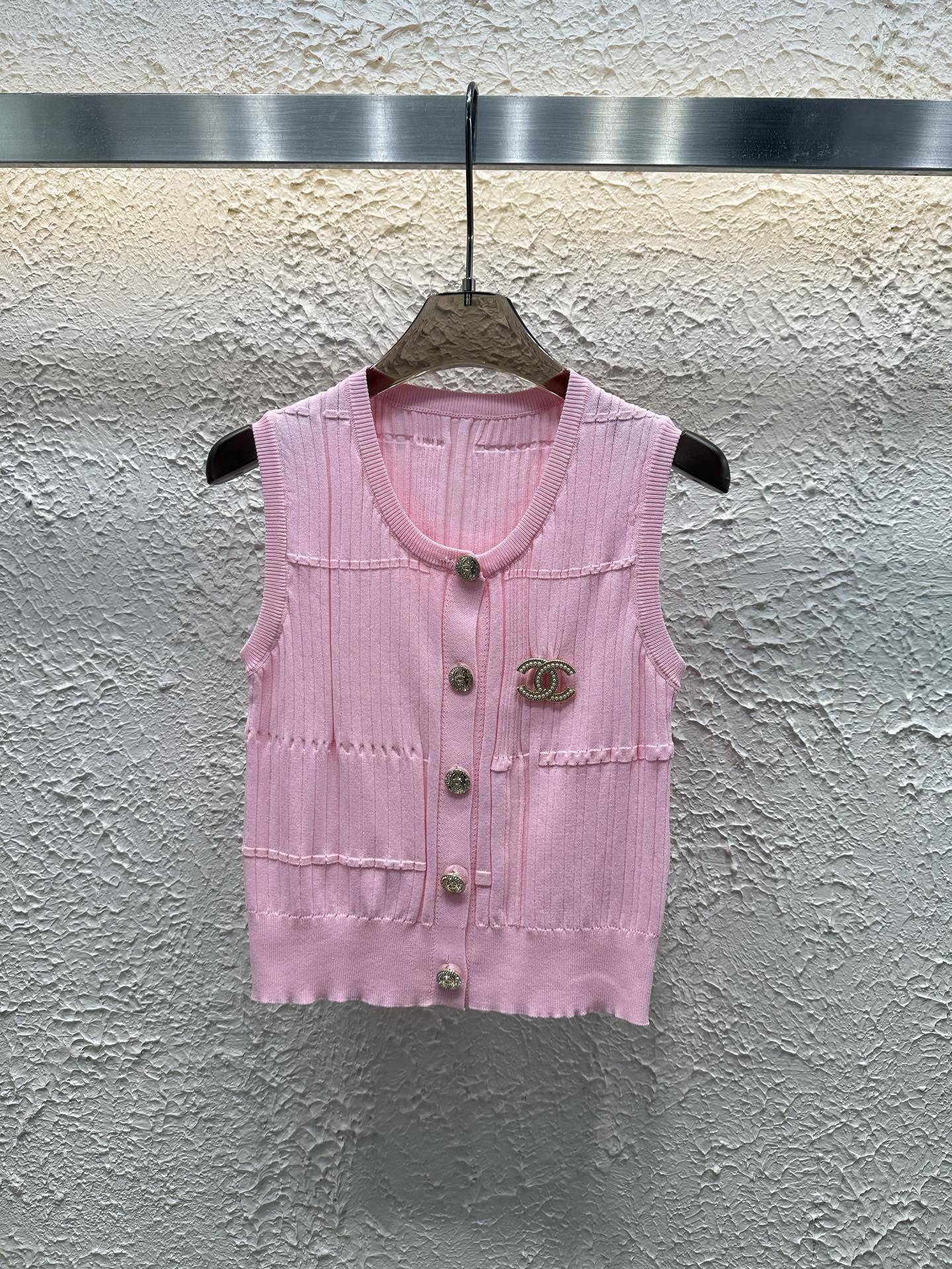 Chanel 25 Summer New Custom Hardware Buttons With Brooch Knitted Vest