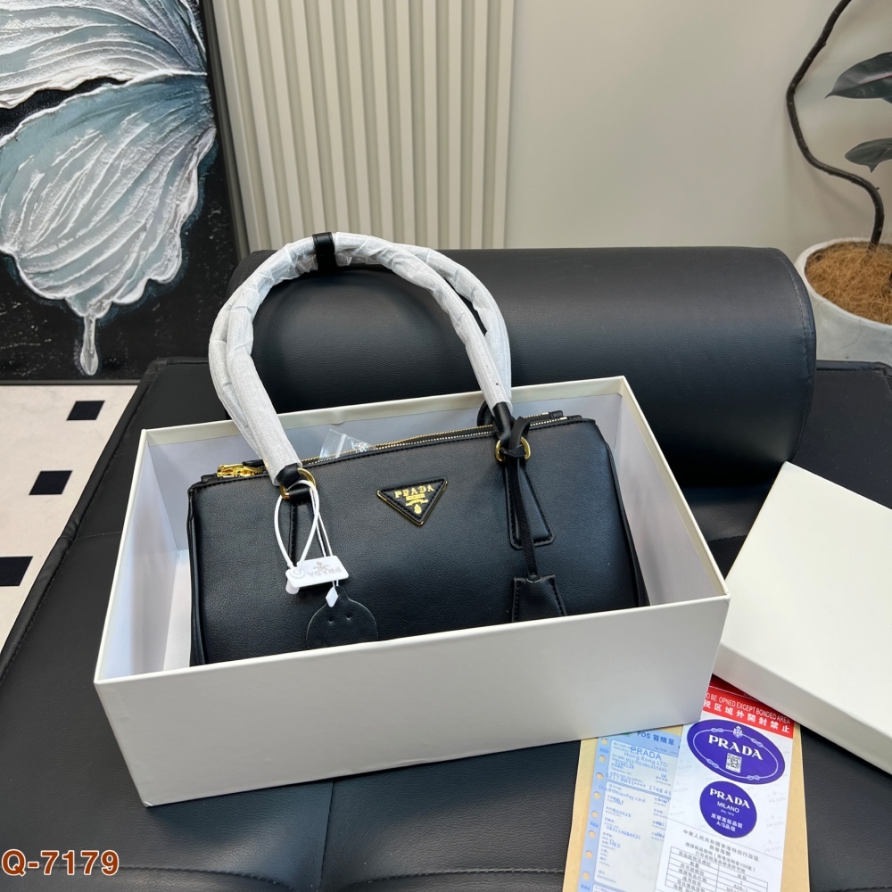 Replica Prada 25 New Underarm Killer Bag 31*14CM