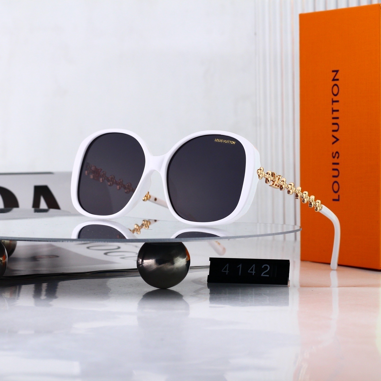 Louis Vuitton Monogram Embossed Chain Temple Fashion Sunglasses  4142