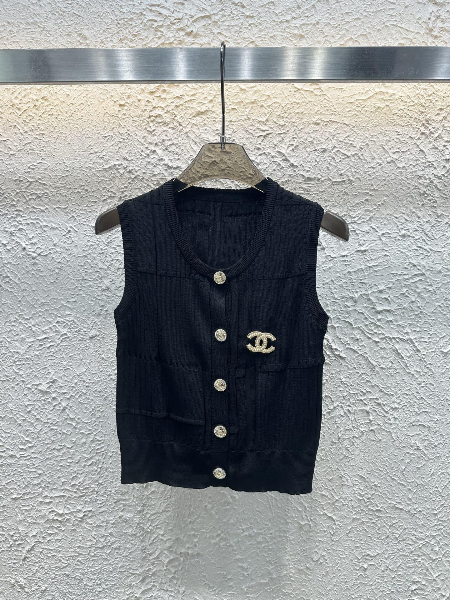 Chanel 25 Summer New Custom Hardware Buttons With Brooch Knitted Vest