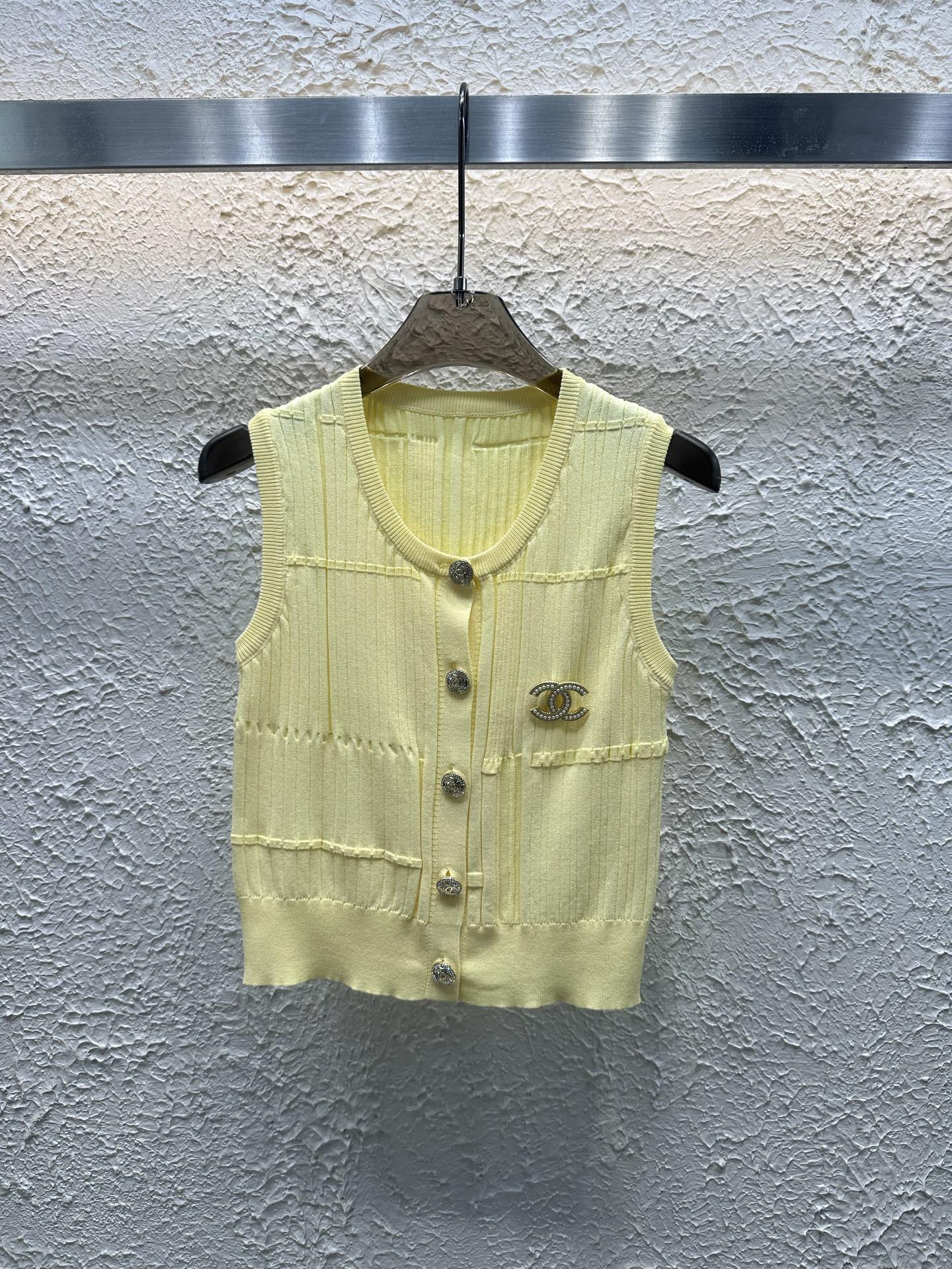 Chanel 25 Summer New Custom Hardware Buttons With Brooch Knitted Vest