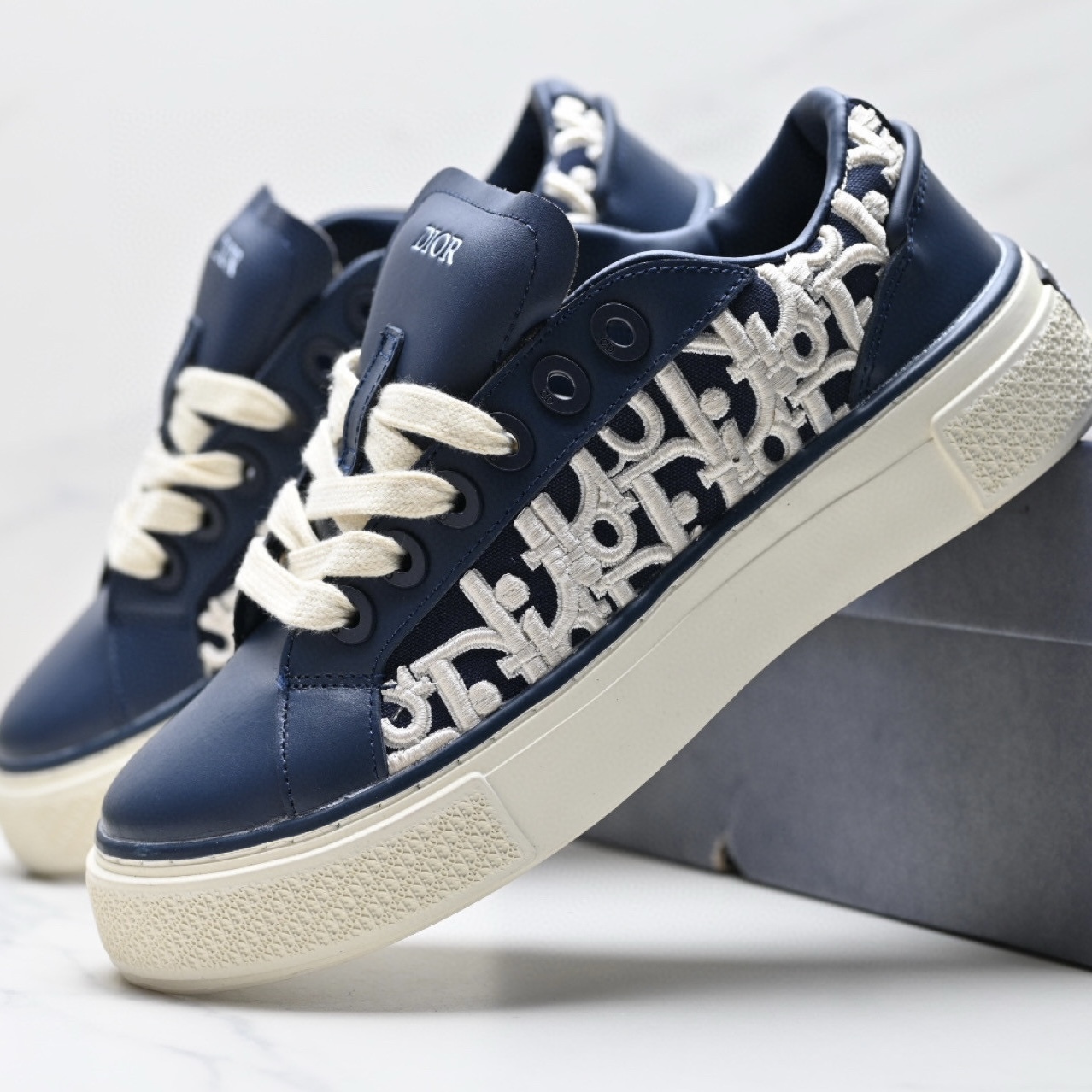 Dior B33