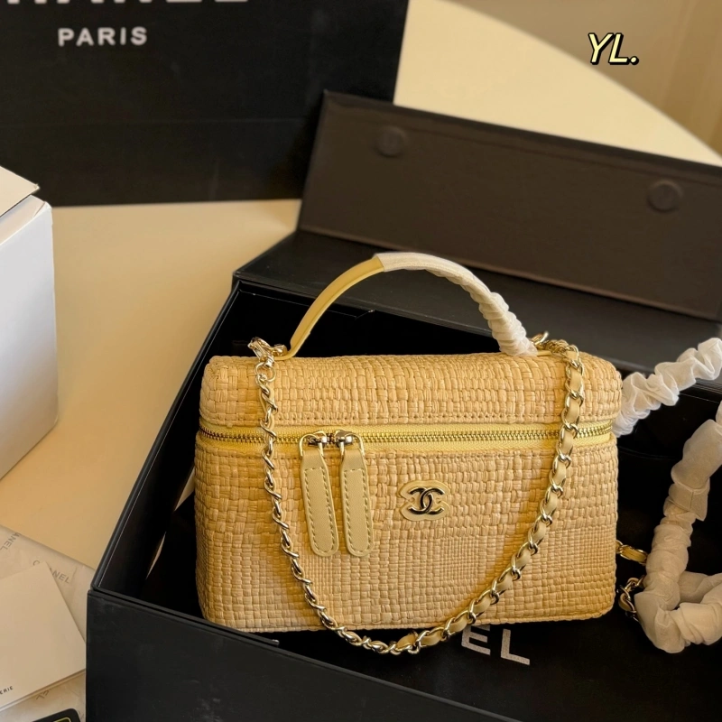 Made of woven straw with a metal chain. It’s retro yet stylish-box