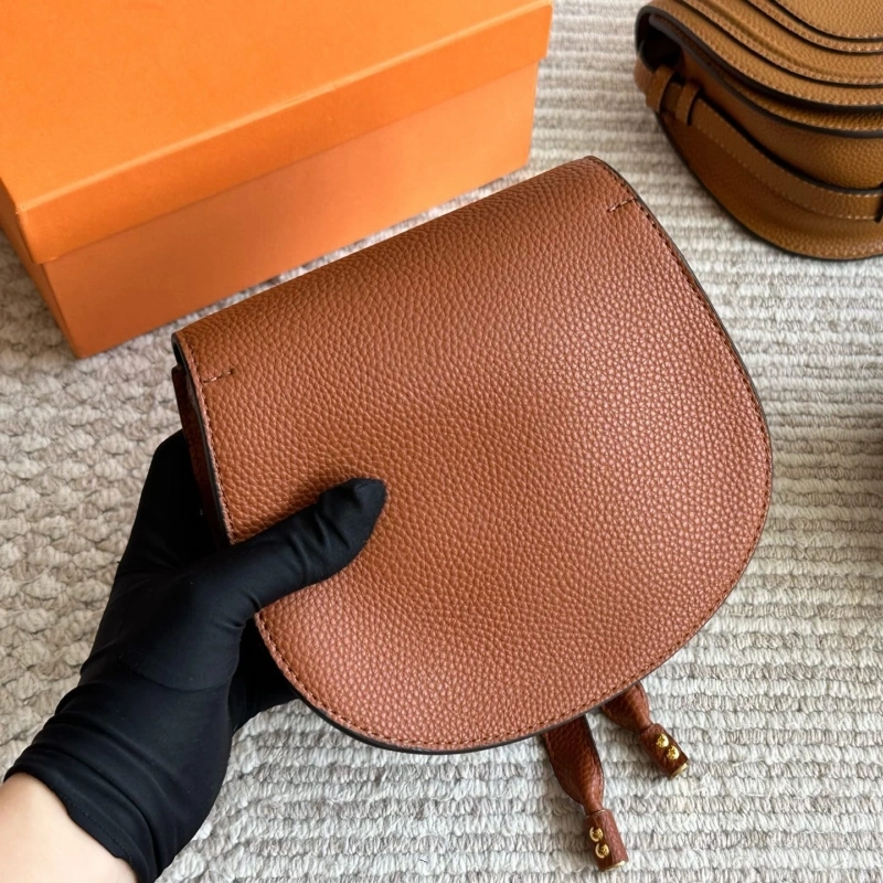 Classic saddle silhouette with full-grain soft leather-box