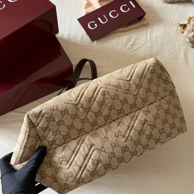 The monogram tote: laid-back and effortlessly chic