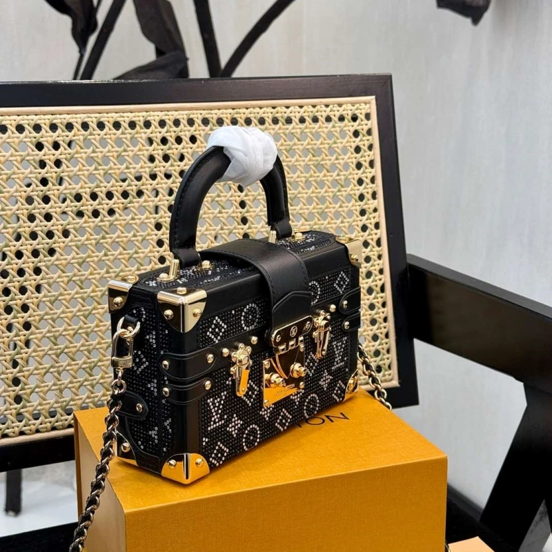 It can be carried by hand or cross-body and is full of diamond box bags-box