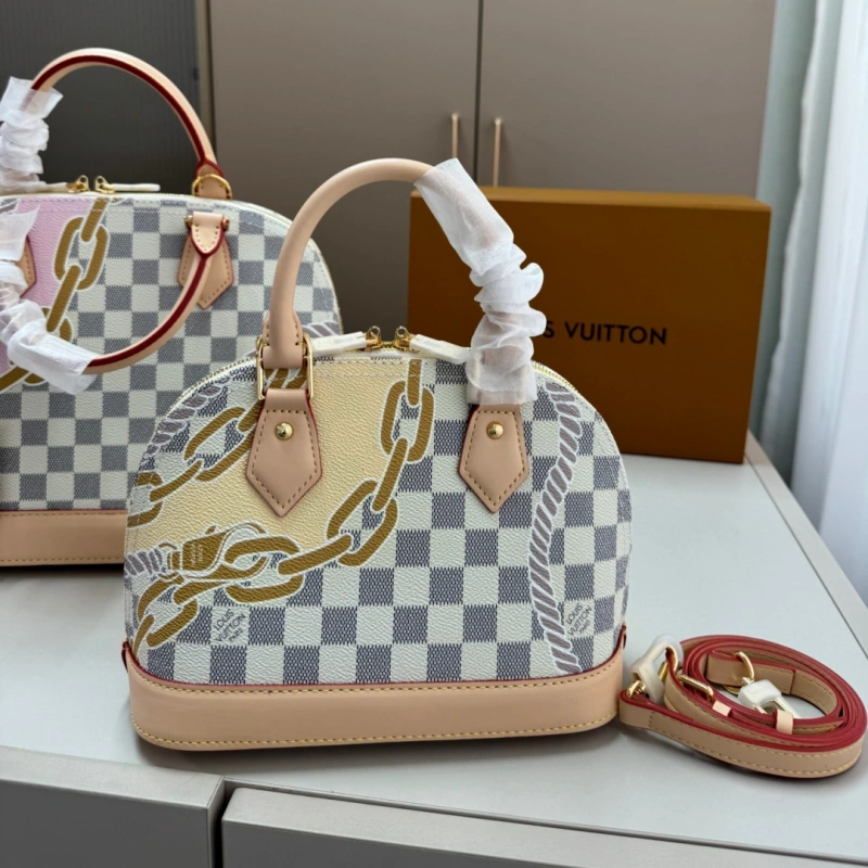 A petite and vintage shell bag-no box