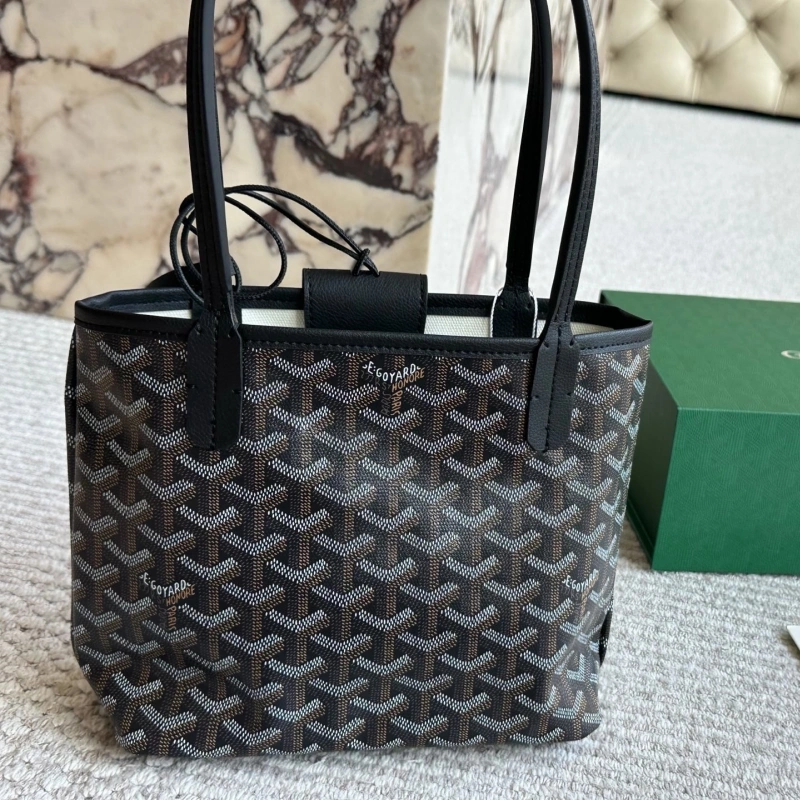 Mini shopping bags that belong to the season-box