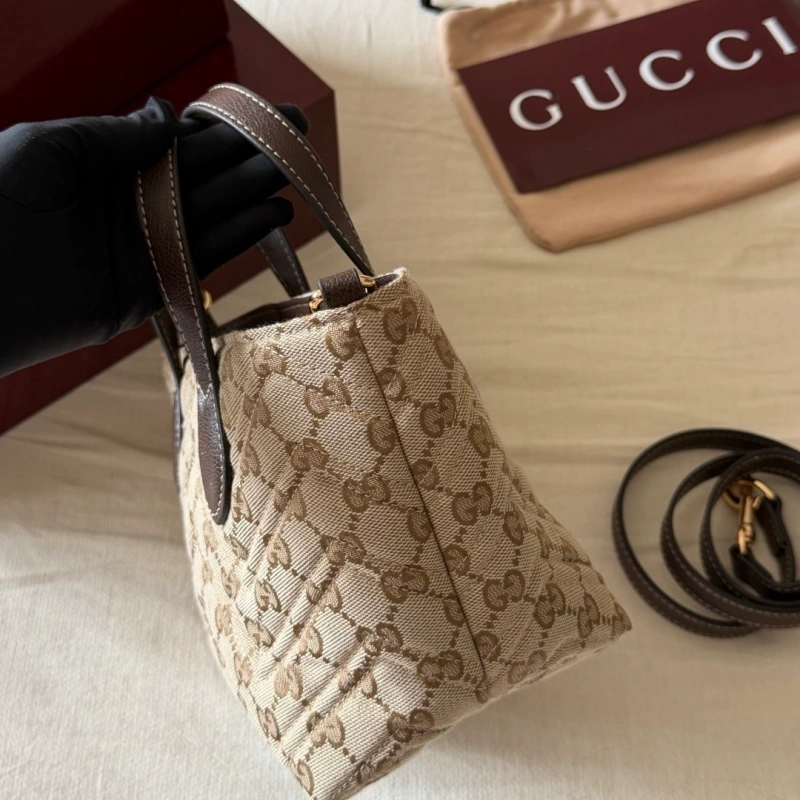 The monogram tote: laid-back and effortlessly chic