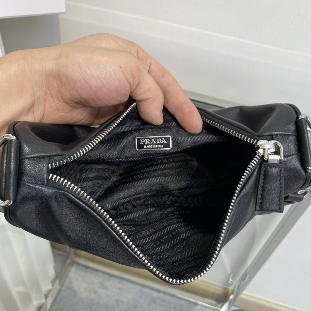 New triangular bag with European and American fashion, high-end feel, versatile for commuting, crossbody and shoulder bag trend-comes with gift box