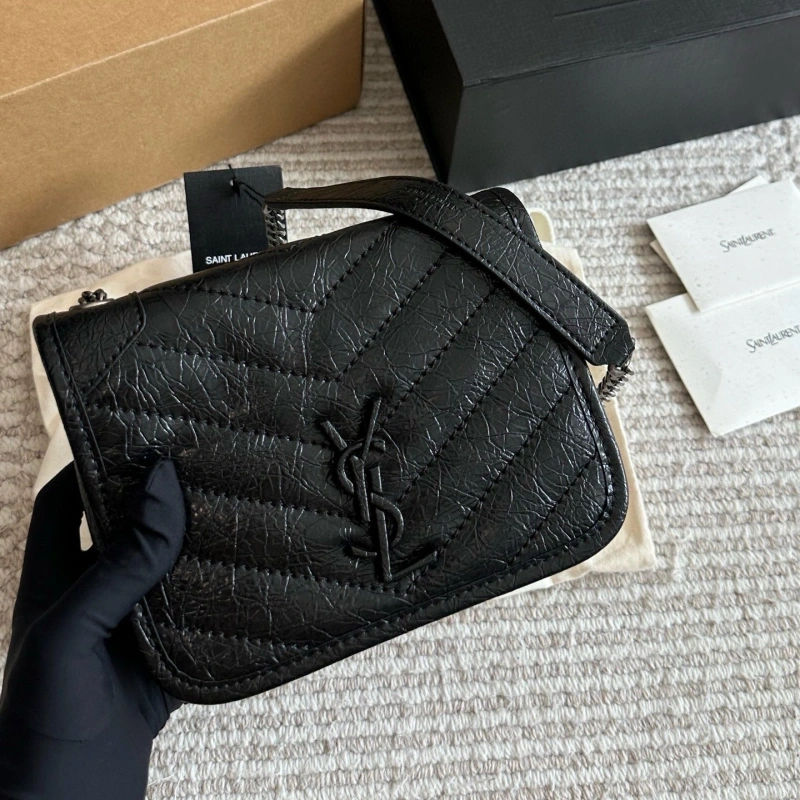 The chain envelope bag is truly the quintessential ‘entry-level’ classic-box