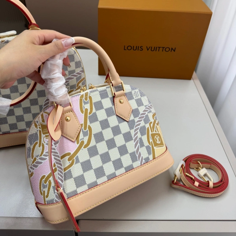 A petite and vintage shell bag-no box