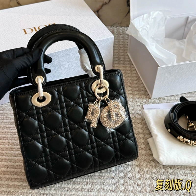Diamond buckle, four compartments of the Davis bag, and wide shoulder straps-box
