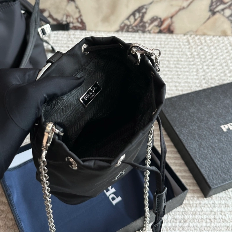 Wear an artifact bucket bag-box