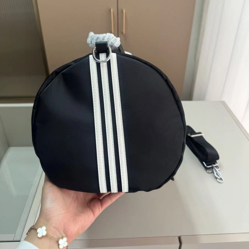 A stylish and spacious travel bag-no box