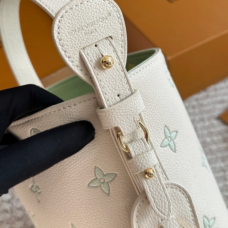 Metal lock + adjustable shoulder strap-box