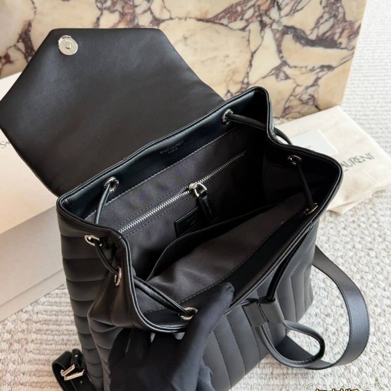Classic black shade featuring the iconic Y-signature V-quilting-box