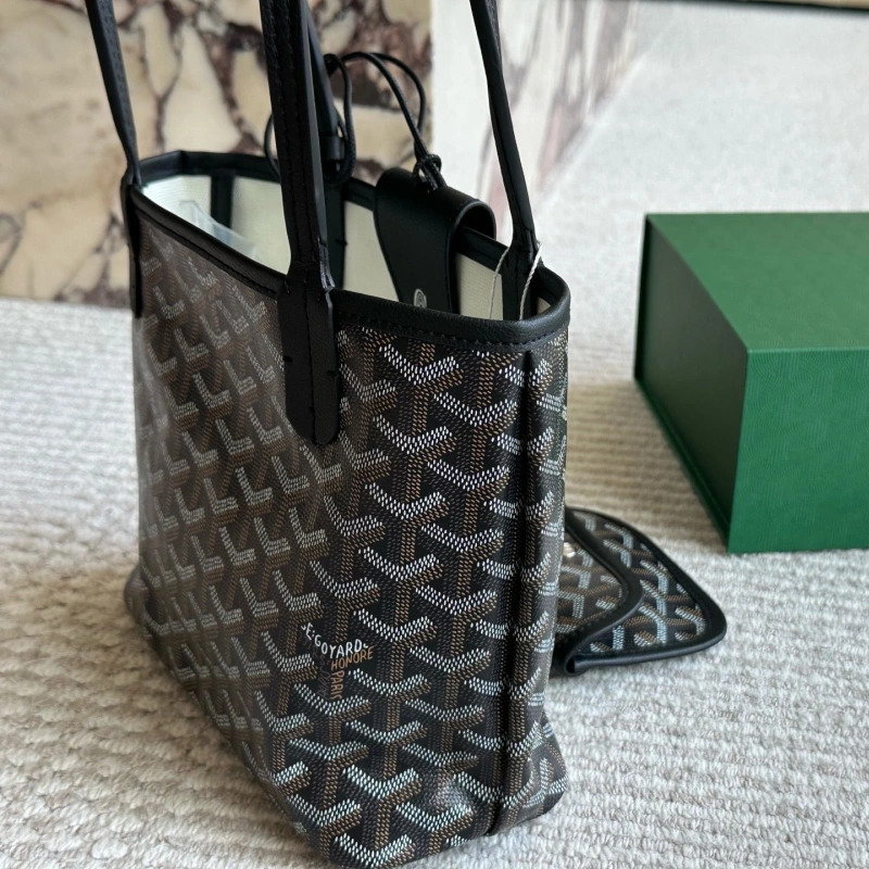 Mini shopping bags that belong to the season-box
