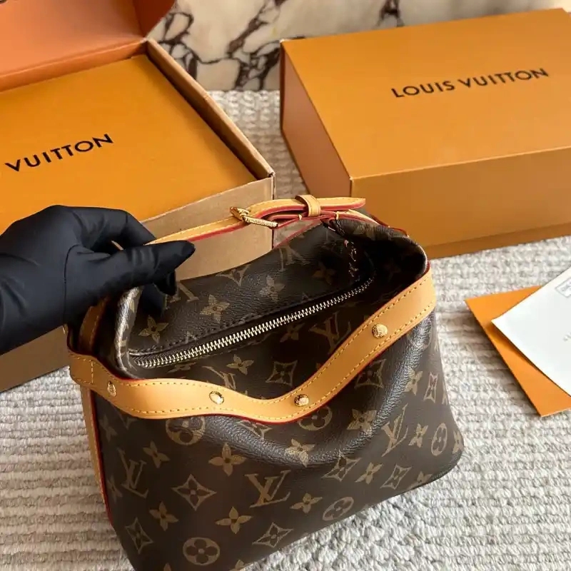 With a long shoulder strap, it can be worn crossbody on one shoulder L-home new cosmetic bag-box