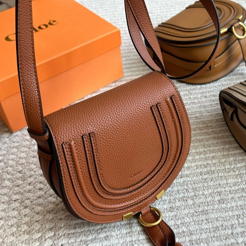 Classic saddle silhouette with full-grain soft leather-box