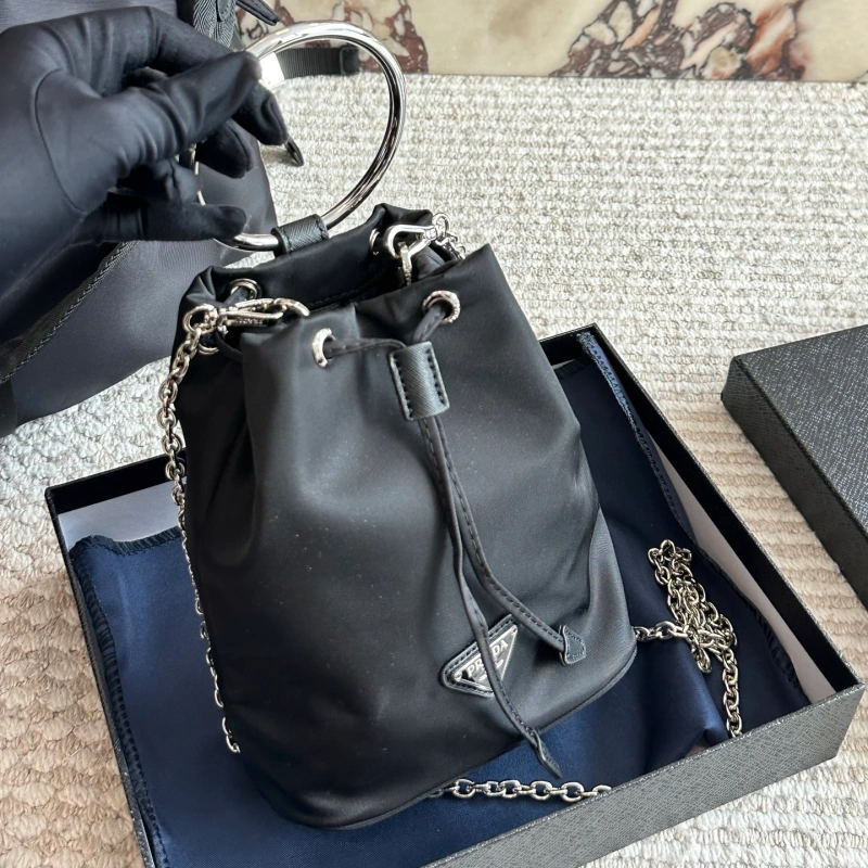 Wear an artifact bucket bag-box