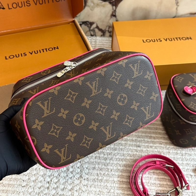 With a long shoulder strap, it can be worn crossbody and packaged in a cowhide gift box-box