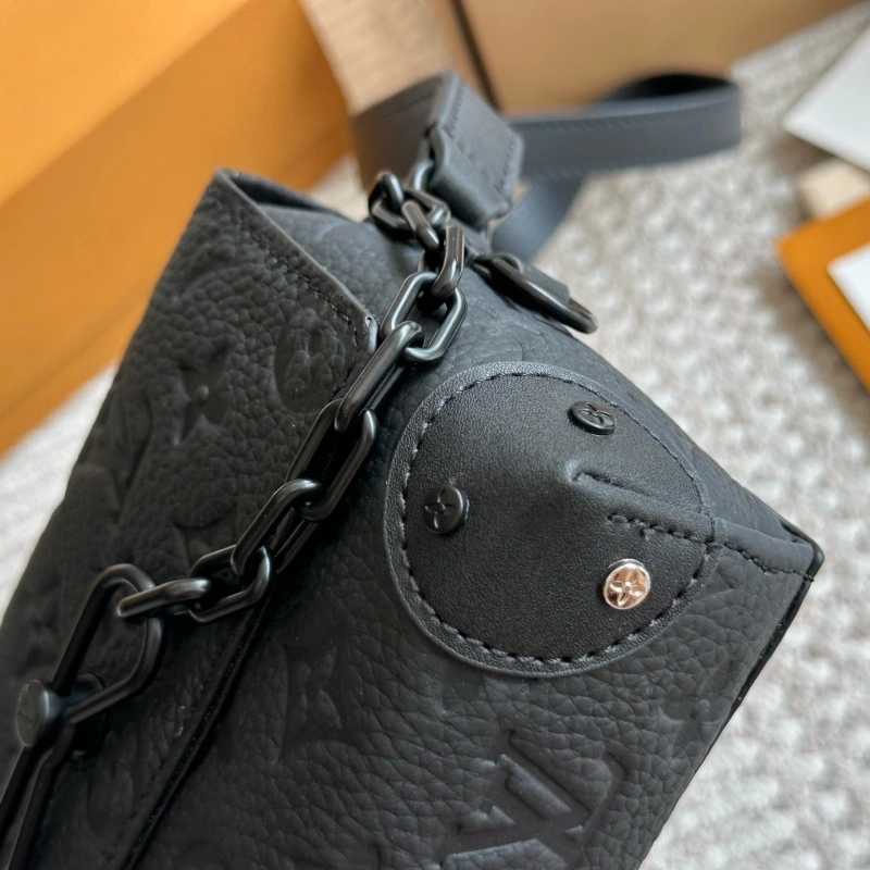 I got a versatile black men’s bag-box