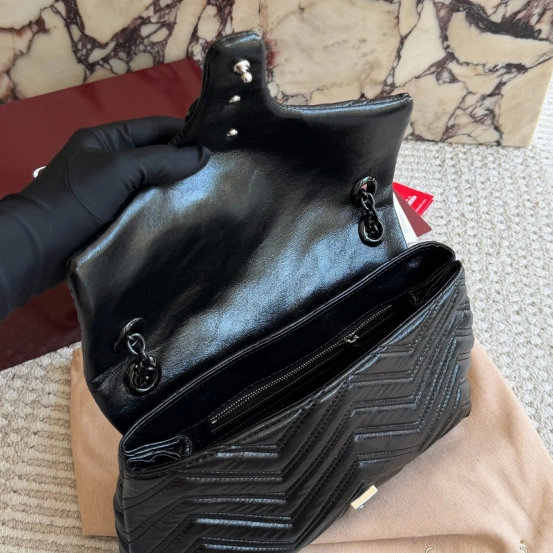 “Black enamel hardware with V-shaped quilting-box
