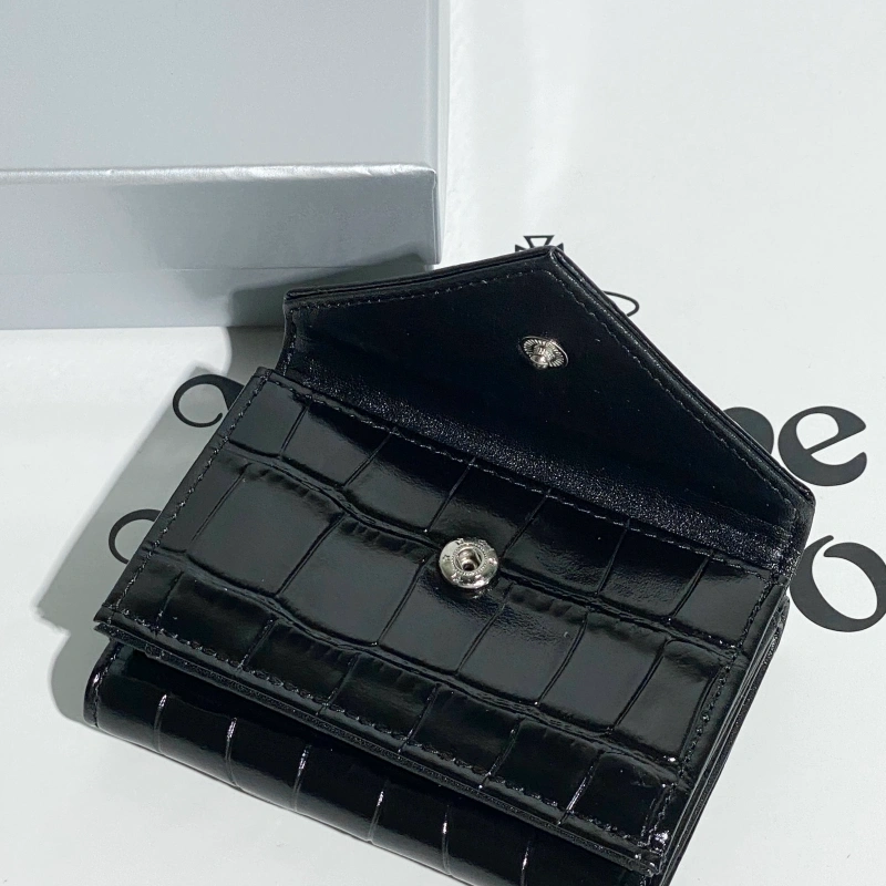 Black crocodile pattern triangle wallet-box