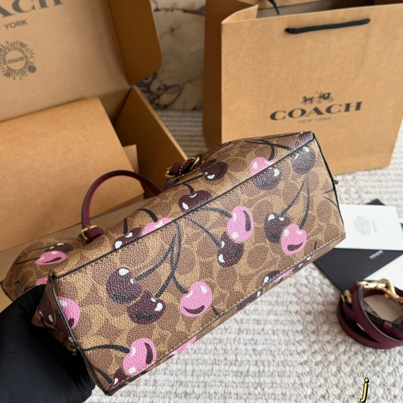 C’s new chic mini tote bag-box