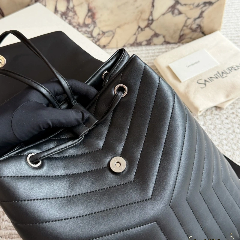 Classic black shade featuring the iconic Y-signature V-quilting-box
