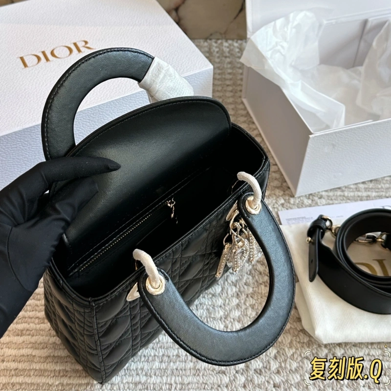 Diamond buckle, four compartments of the Davis bag, and wide shoulder straps-box