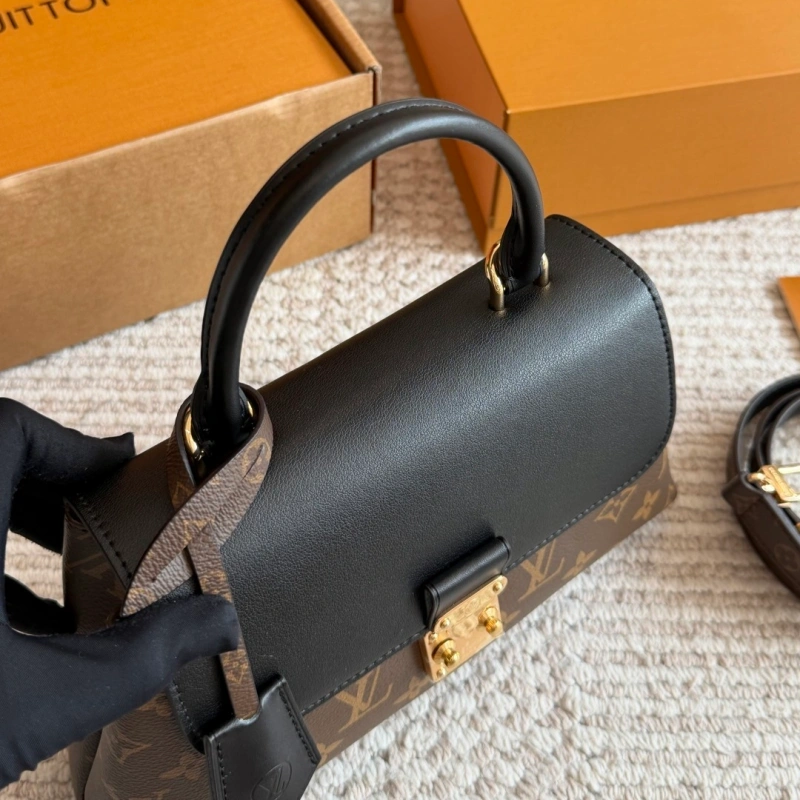 L loves bags with handles like this-box