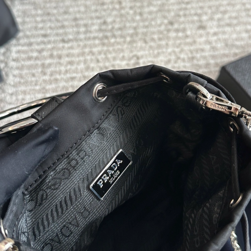 Wear an artifact bucket bag-box