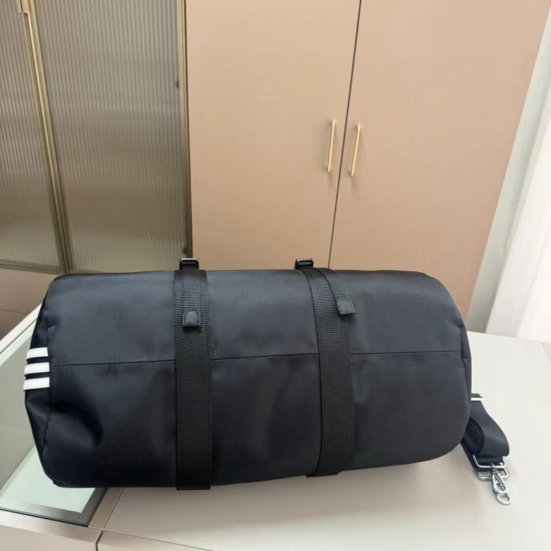 A stylish and spacious travel bag-no box