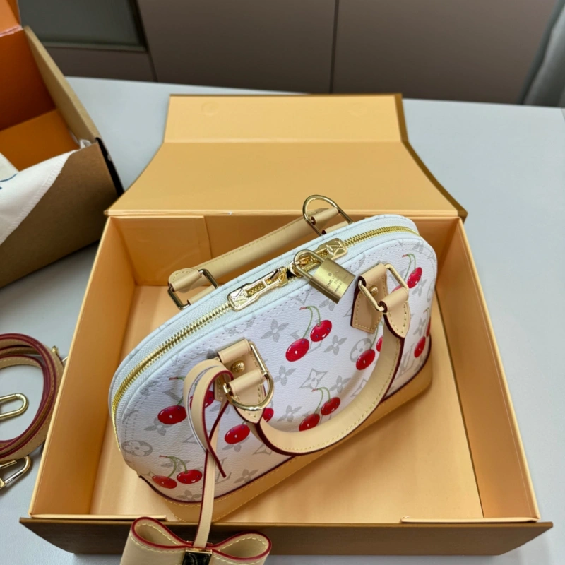 A petite and vintage shell bag-box