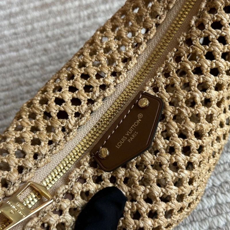 L’s latest raffia bag-box