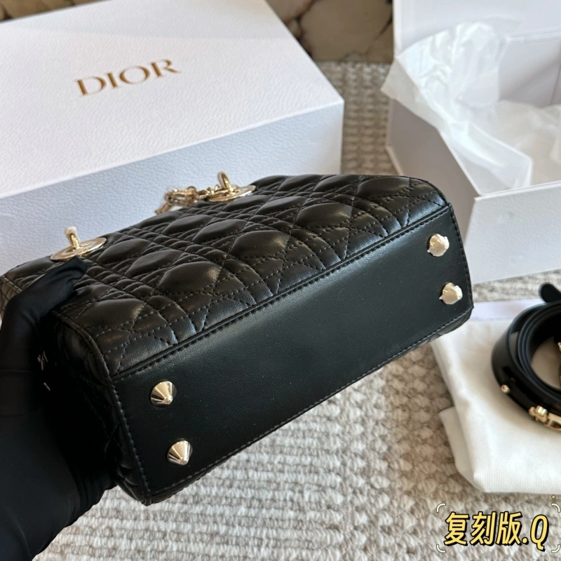 Diamond buckle, four compartments of the Davis bag, and wide shoulder straps-box