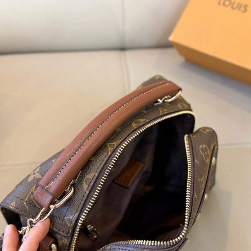 New 2-way shoulder and hand bag-no box