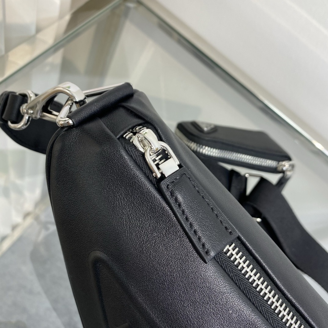 New triangular bag with European and American fashion, high-end feel, versatile for commuting, crossbody and shoulder bag trend-comes with gift box