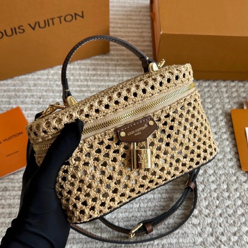 L’s latest raffia bag-box