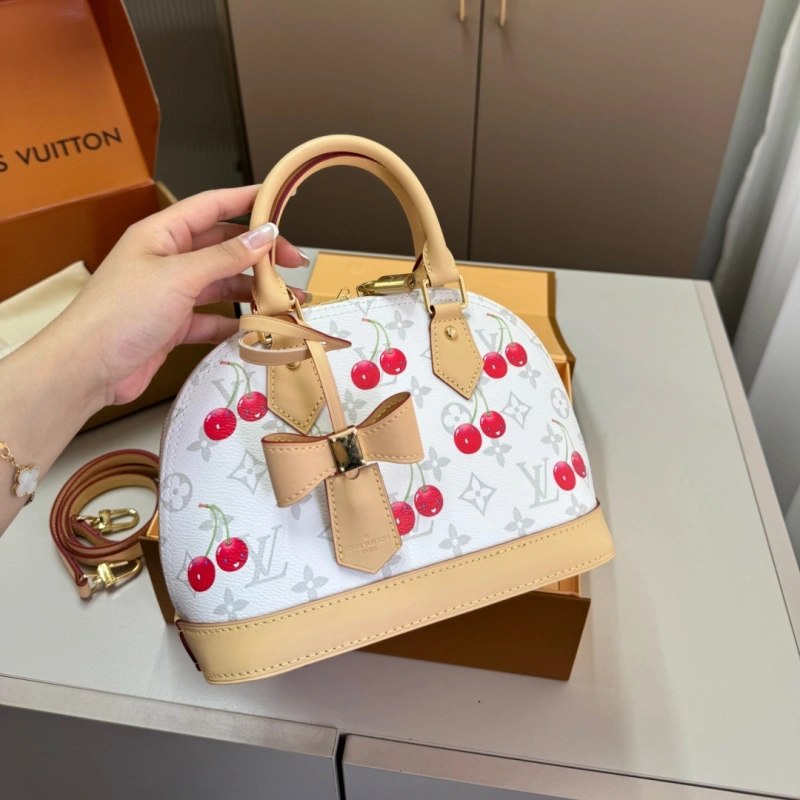 A petite and vintage shell bag-box
