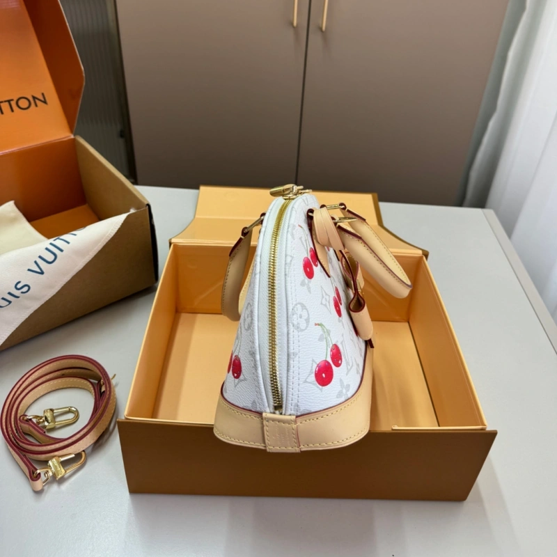 A petite and vintage shell bag-box