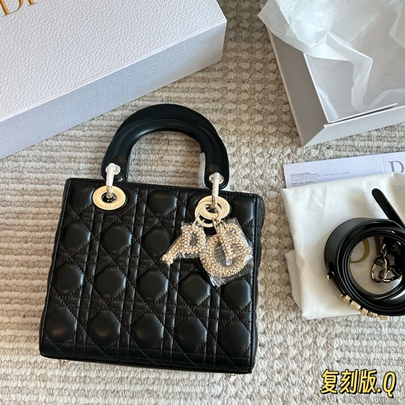 Diamond buckle, four compartments of the Davis bag, and wide shoulder straps-box