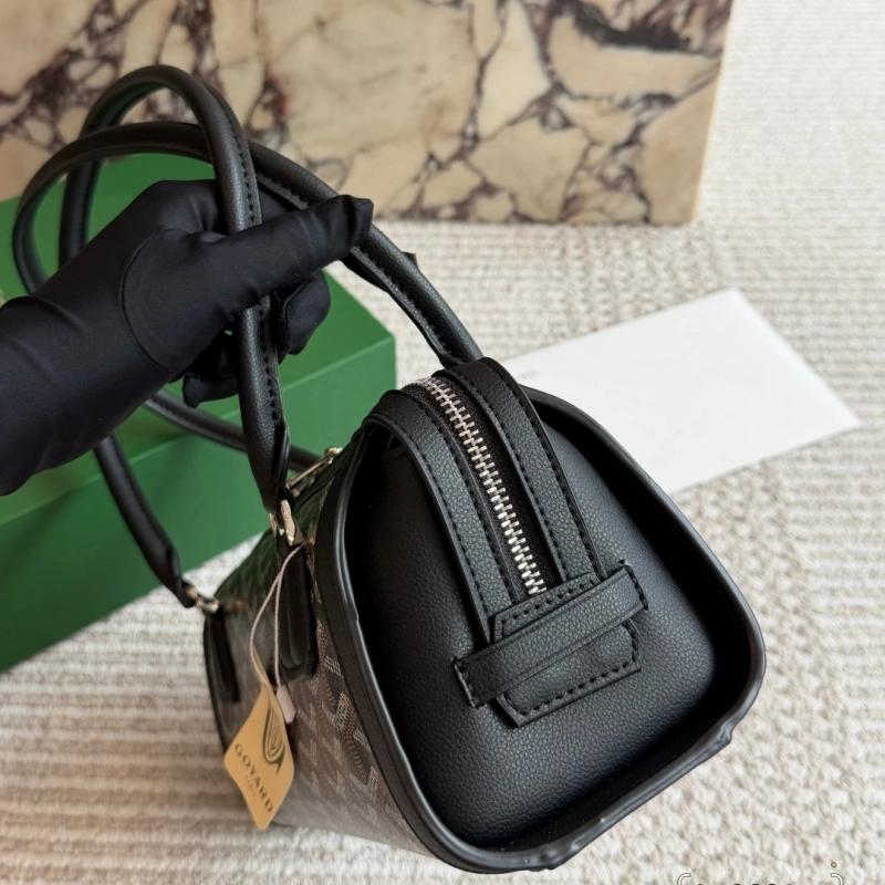 An easy-to-match Baguette Bag for daily wear-box